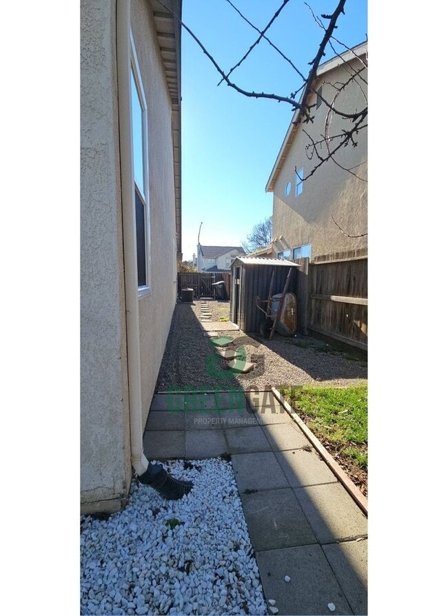 Building Photo - Available Now! 3 Bedroom 2 Bath Spacious Home in Tracy!!