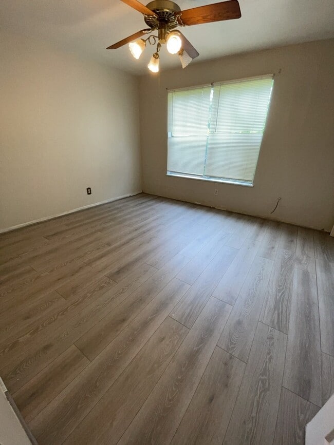 Building Photo - 1160 Maria Dr