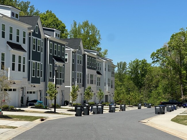 Building Photo - SPACIOUS TOWNHOME