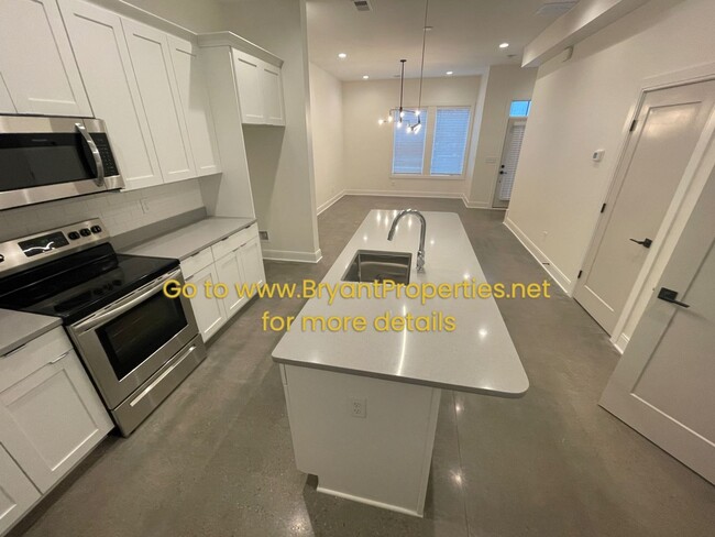 Building Photo - Madison - New 2 Bedroom 2.5 Baths Condo