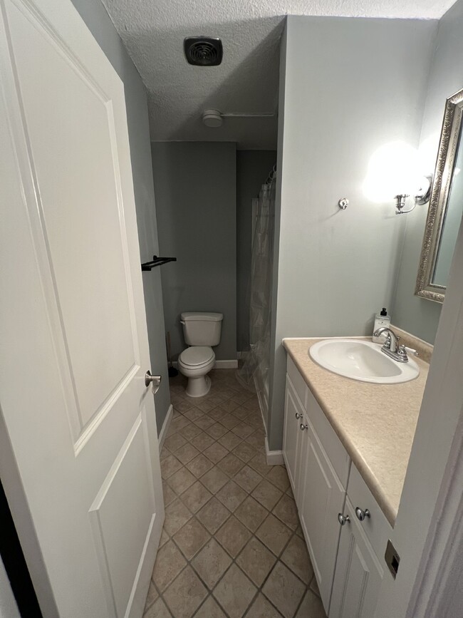 Building Photo - 1BD/1BA Charming Baltimore Condo