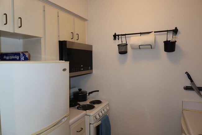 Building Photo - Hyde Park Country Condo - Furnished - 1BD/1BA - Covered Parking -Close to Everything