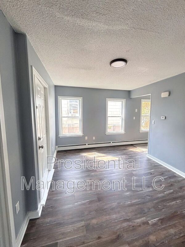 Building Photo - 56 Judson St