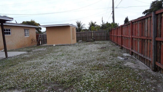 Building Photo - 700 N 70th Ave