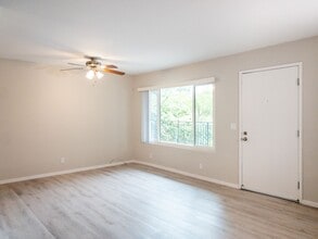 Building Photo - Charming 2 BD/ 1BA Apartment w/ Pool! Park...