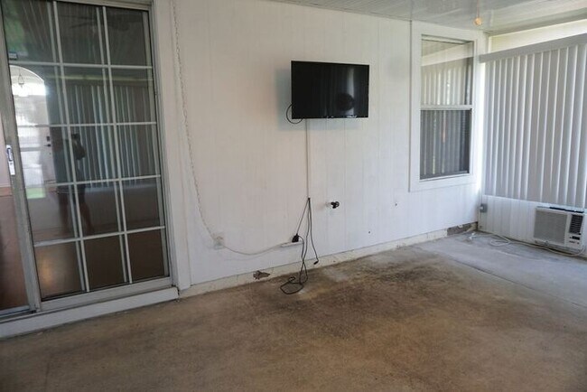 Building Photo - 3 Bedroom 2 Bathroom home with Garage Near Oakleaf