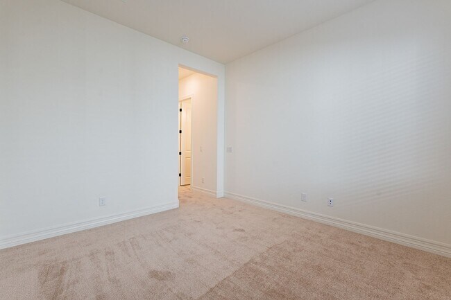 Building Photo - 5 BEDROOM 4 BATH SINGLE FAMILY HOME