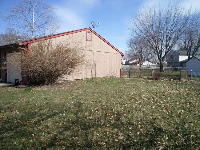 Building Photo - Great 3 bedroom, 1.5 bath home with one car attached garage in Decatur Township