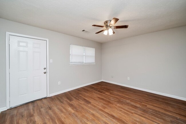 Building Photo - 114 Crenshaw Dr