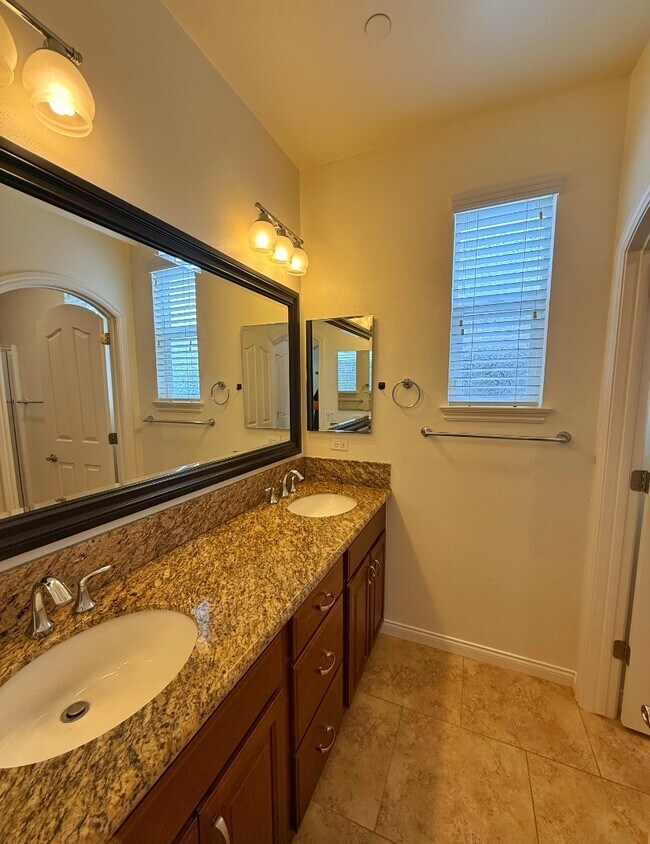 Building Photo - 1099 Buena Vista Way