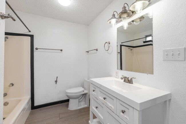 Building Photo - 400 N River Oaks Dr