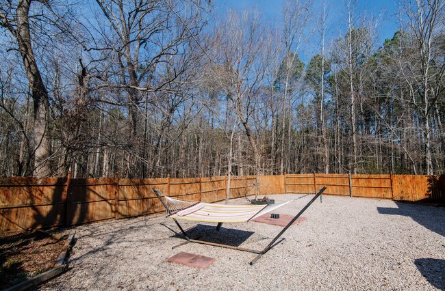 Building Photo - Cozy 3 bedroom home with spacious fenced backyard!
