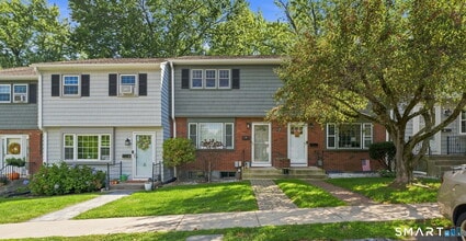 Building Photo - 12 Town House Ln