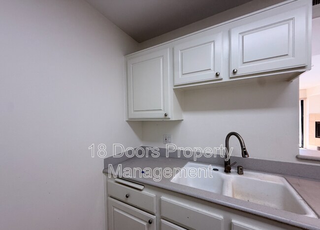 Building Photo - 5726 La Jolla Blvd