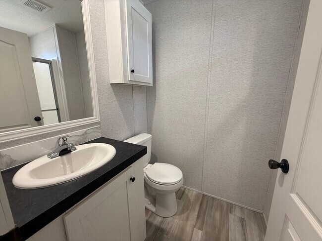 Building Photo - 6607 Lakewood Dr