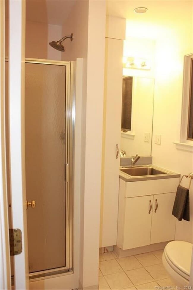 Building Photo - 5 Meriden Rd