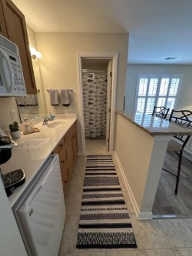 Building Photo - FULLY FURNISHED EFFICIENCY SUITE AVAILABLE