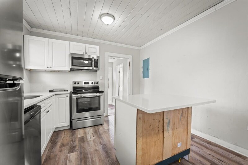 Building Photo - 256 Vernis Ave
