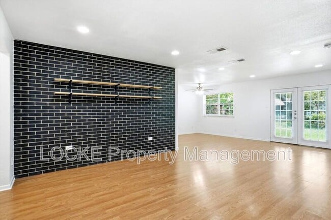 Building Photo - 924 Wisteria Way