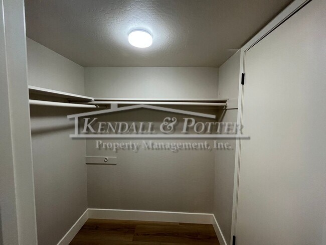 Building Photo - Beautifully Remodeled 4 Bed/2 Full Bath + ...
