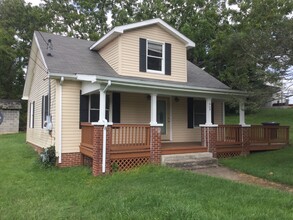 Building Photo - Radford, 4 BR / 2 BA house, Available in August