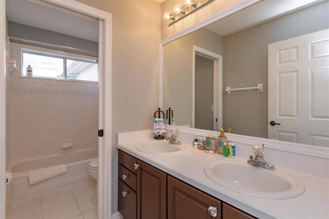 Building Photo - 1703 Golfview Dr