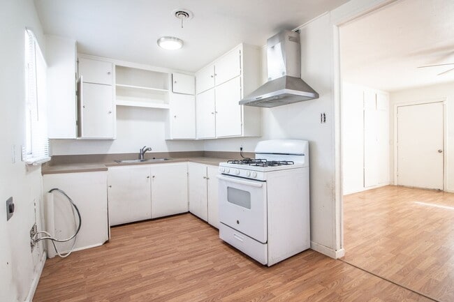 Building Photo - Great 3 Bedroom 1 Bathroom House