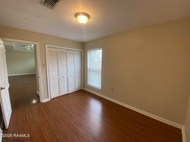 Building Photo - 5133 Sleepy Hollow Dr