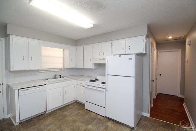 Building Photo - 642 Ditmar St