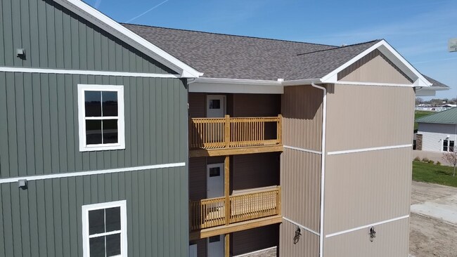 Building Photo - Lake View!