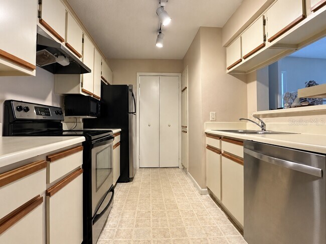 Building Photo - 5500 Devonbriar Way