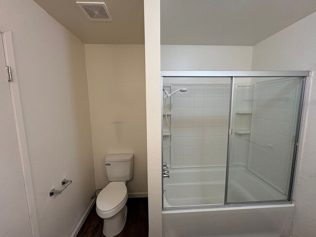 Building Photo - Upstairs Apartment Rent Ready!