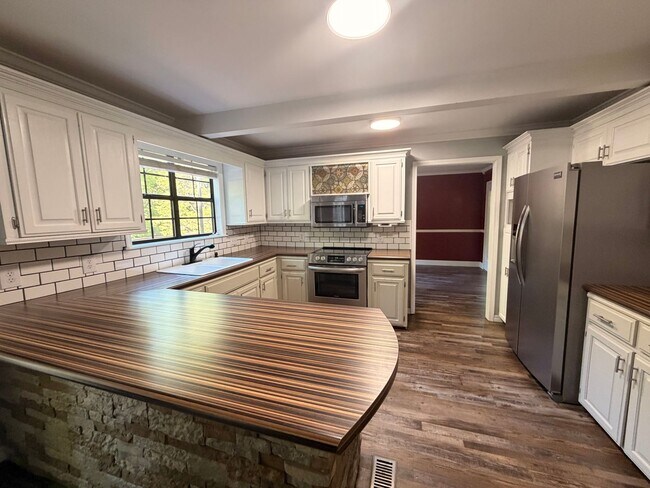 Building Photo - Discover this spacious 4-bedroom, 2.5-bathroom home in Russellville, AR
