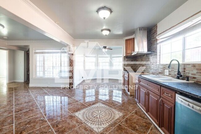 Building Photo - Beautiful 2 Bed 1 Bath House in Lynwood CA 90262