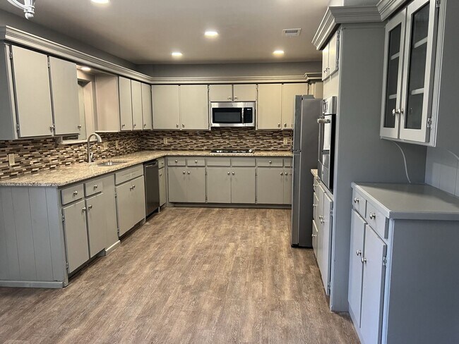 Building Photo - 3/2/2 South West Lubbock