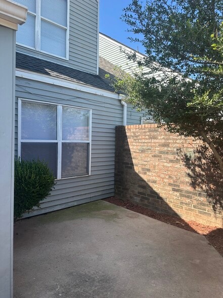 Building Photo - 9810 Walnut Ln