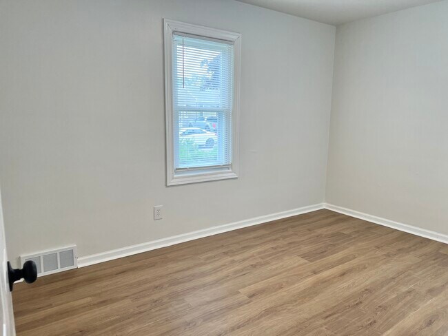 Building Photo - 952 E Brickley Ave