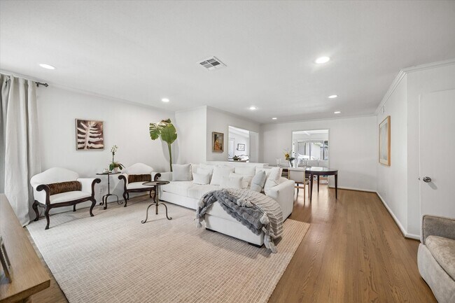 Building Photo - 3110 Castlewood St