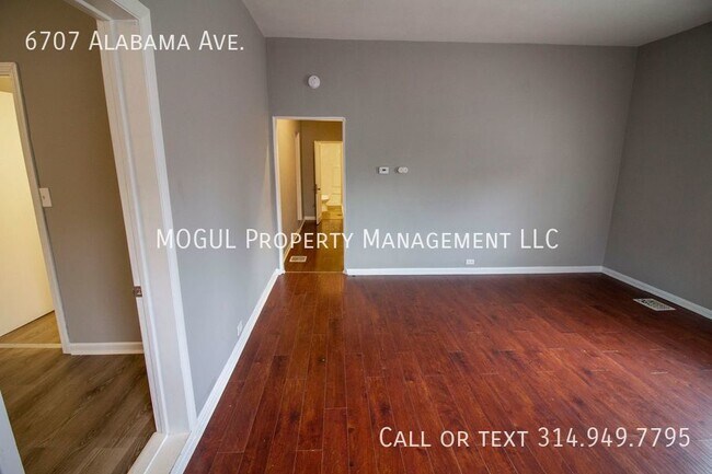 Building Photo - 3 Bed 1.5 Bath HOUSE!!! Huge fenced backya...