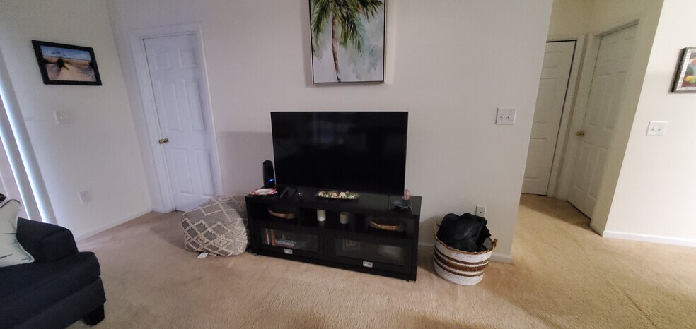 TV in living room - 2090 Cross Gate Blvd
