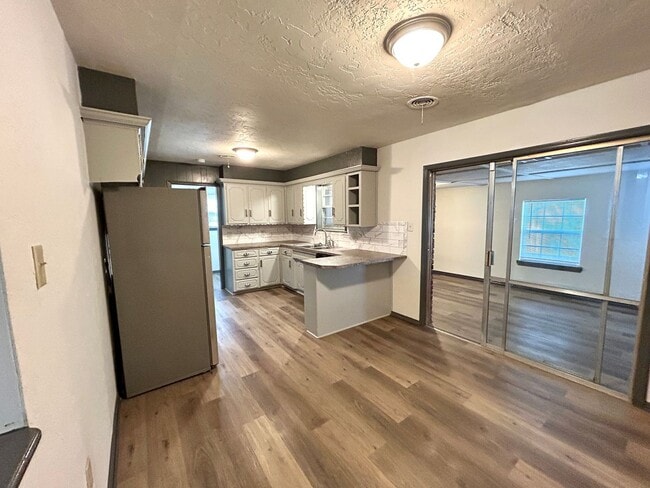 Building Photo - 3804 SE Dorchester Dr