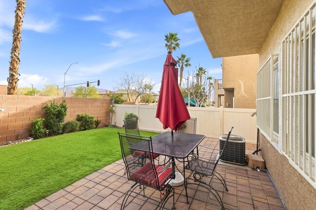 Building Photo - GORGEOUS TWO STORY TOWNHOME IN LAS VEGAS