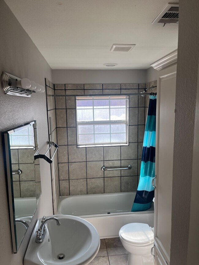 Building Photo - Beautiful 3 bed/2 bath home in West Sherman!