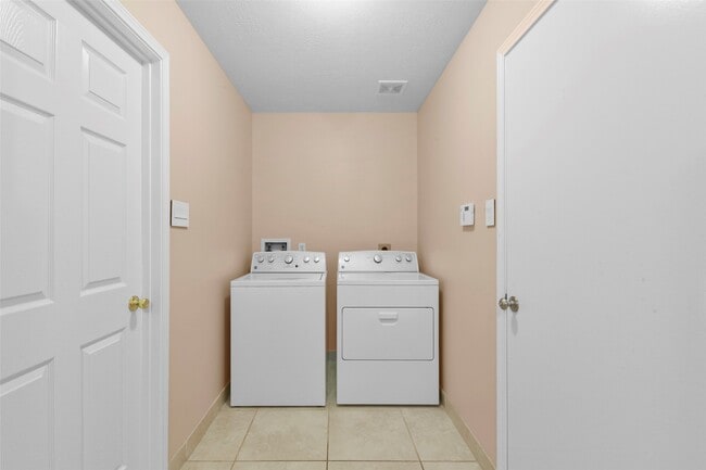 Building Photo - 9230 Eaglewood Spring Dr