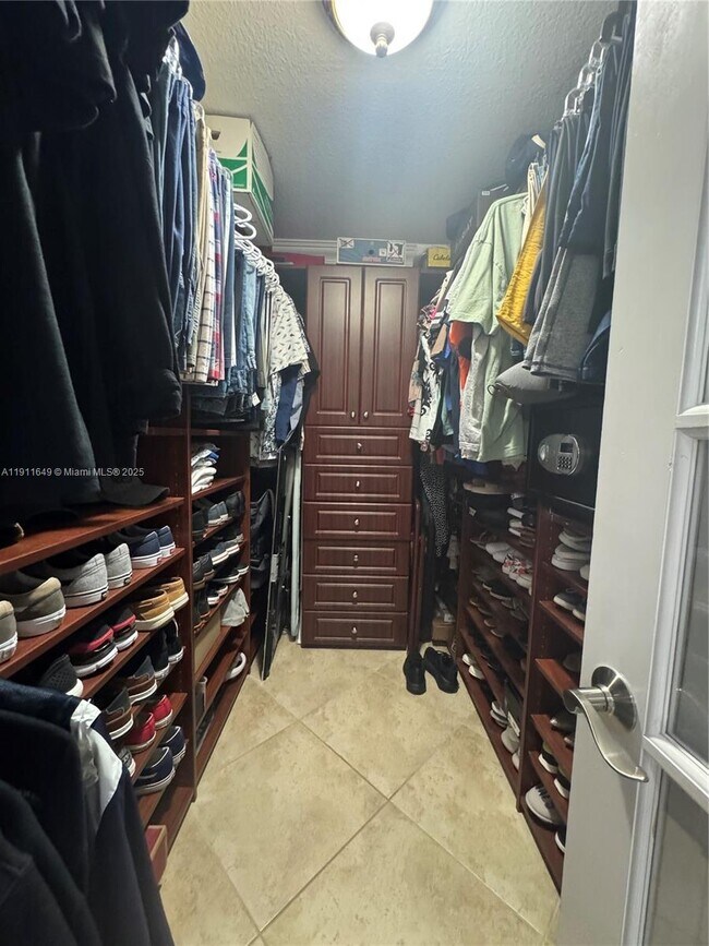 Building Photo - 6905 SW 148th Ct