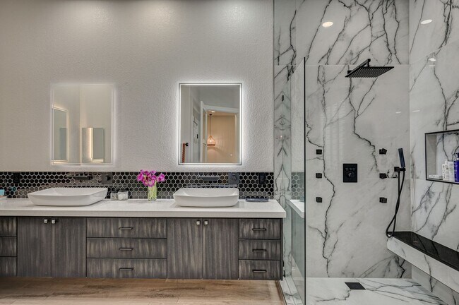Building Photo - 4 Bedroom Contemporary Furnished-Renovated...