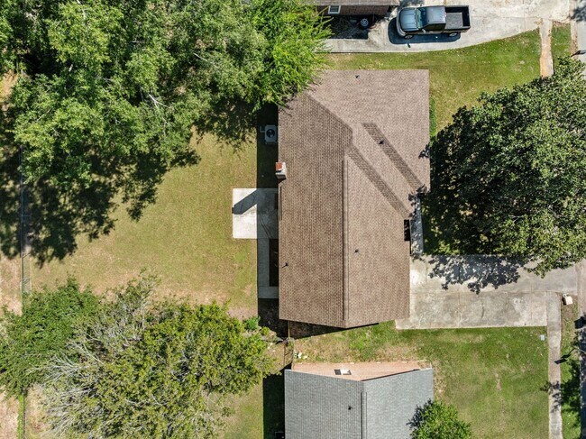 Building Photo - Charming Rental in Central Location