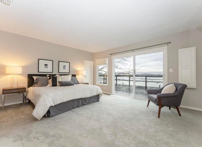 Spacious bedroom n with a view - 704 N Tomahawk Island Dr