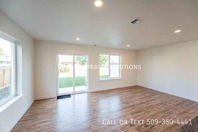 Building Photo - 1073 S Grand Dr