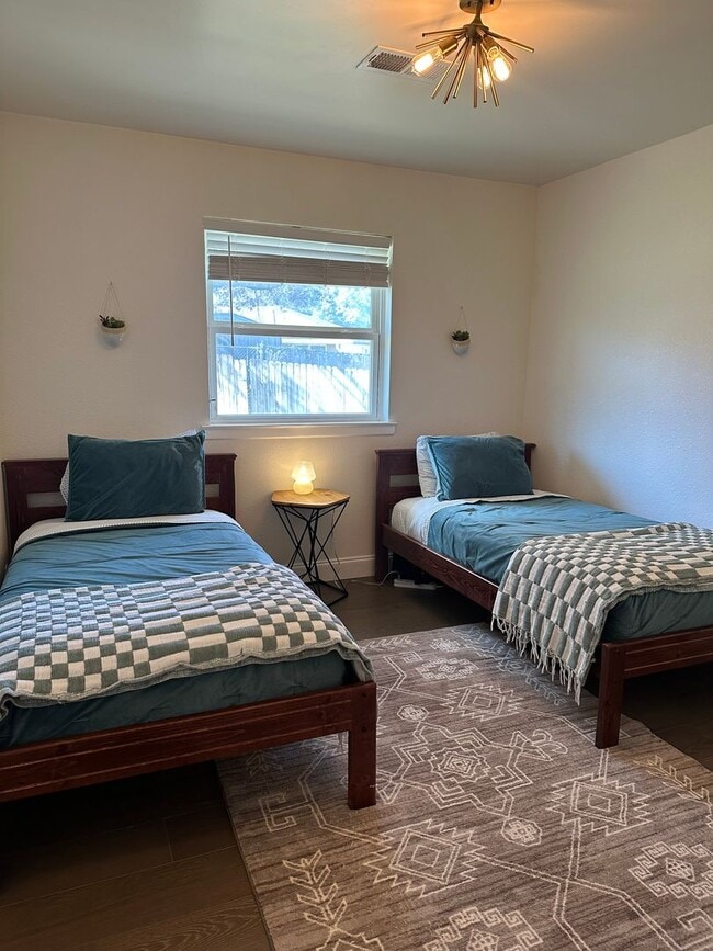 Building Photo - *** Near Domain * Stunning 4 Bedroom House * Fully Furnished * Designer Decorated * High End Luxu...